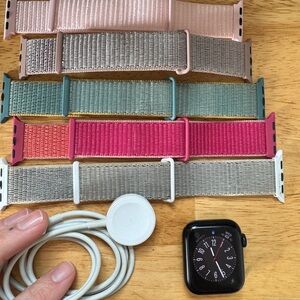Apple Watch SE (gps) 2nd Generation 40mm with bands and charger